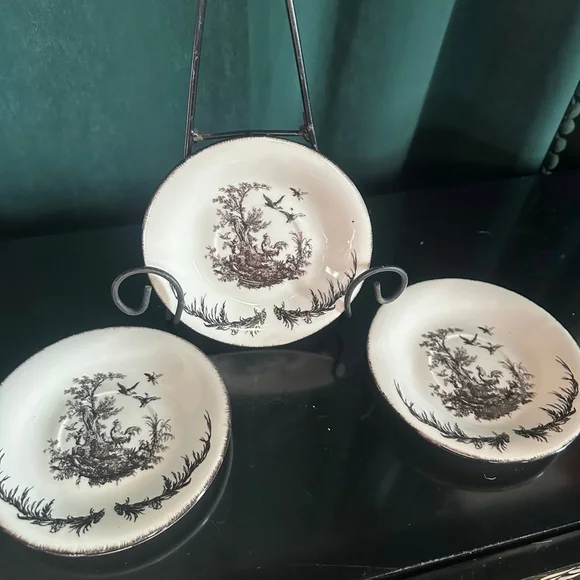 Aux Au Provence AUV2 black and white toile rooster pattern saucer - Picture 7 of 9